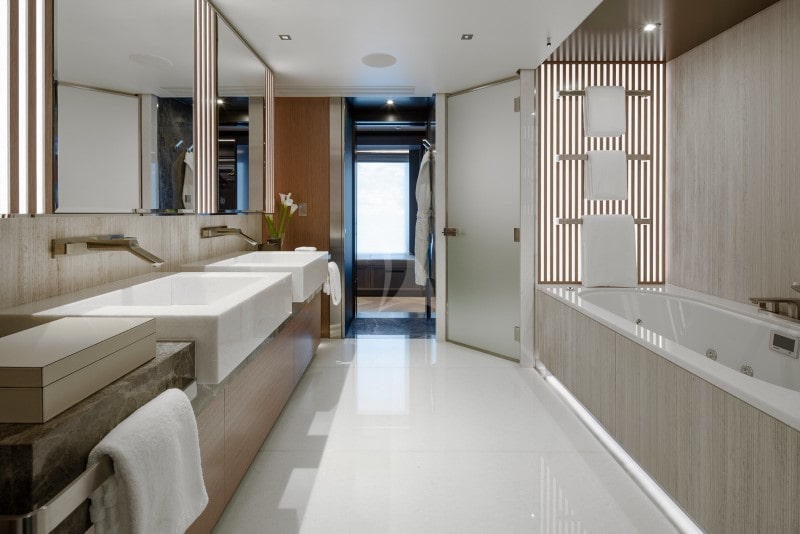 Moskito yacht master stateroom bath